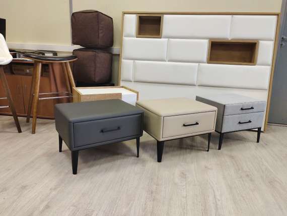 Прикроватная тумбочка Berli с двумя ящиками, серая ткань