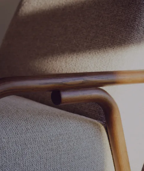 Кресло Sylo из бежевого шенилла и ясеня с отделкой цвета орех