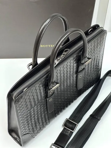 Кожаный портфель Bottega Veneta Intrecciato на молнии с плечевым ремнем