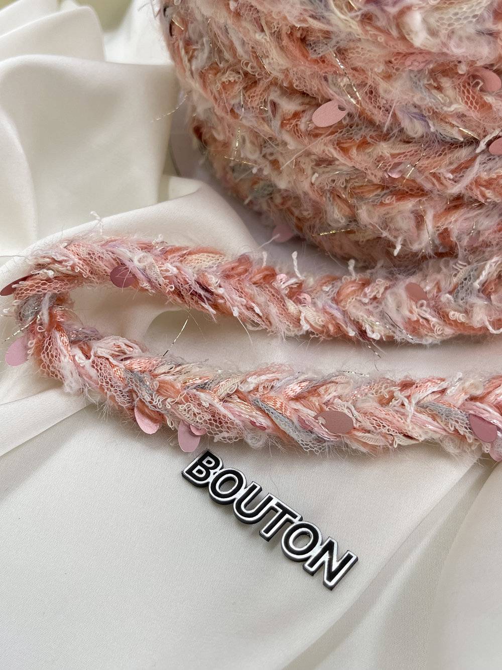 Тесьма плетеная с монилью и пайетками розовая