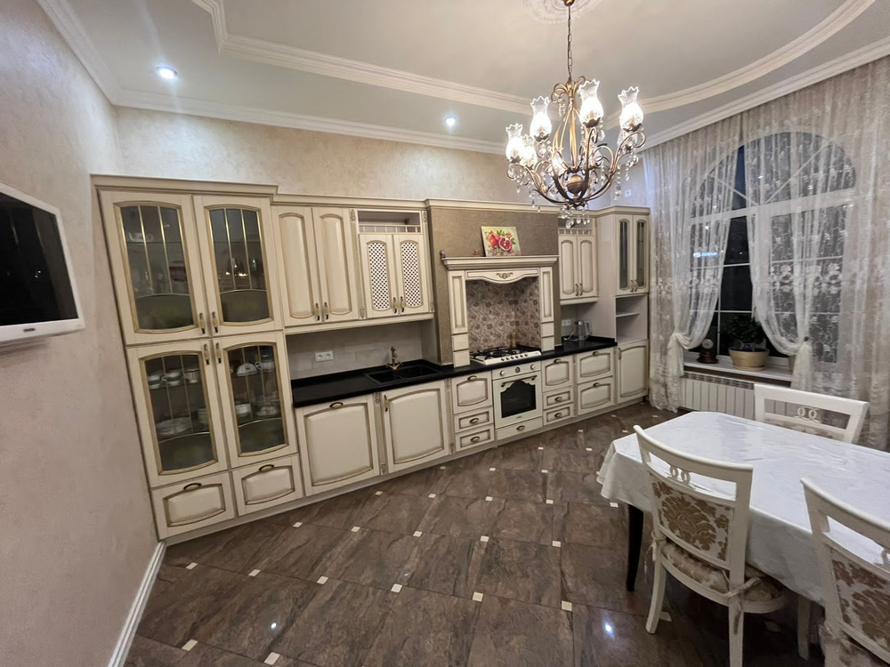 Сдаётся дом в Краснодаре 170 м², 3 сотки земли по улице красных партизан стоимость 190 тысяч в месяц залог 190 тысяч , на любой срок, залог возвратный ,если предупреждает за 30 дней, 6 комнат
