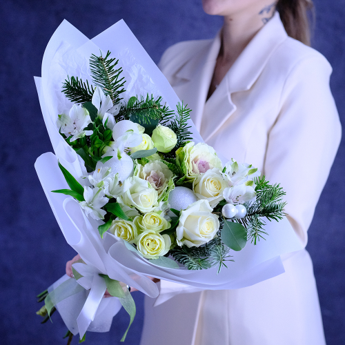 Купить Нежный зимний букет с белыми розами #682