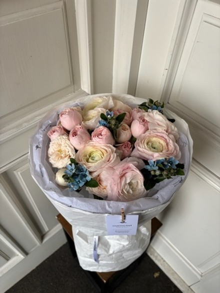 Букет из кустовых пионовидных роз, ранункулюсов и оксипеталума