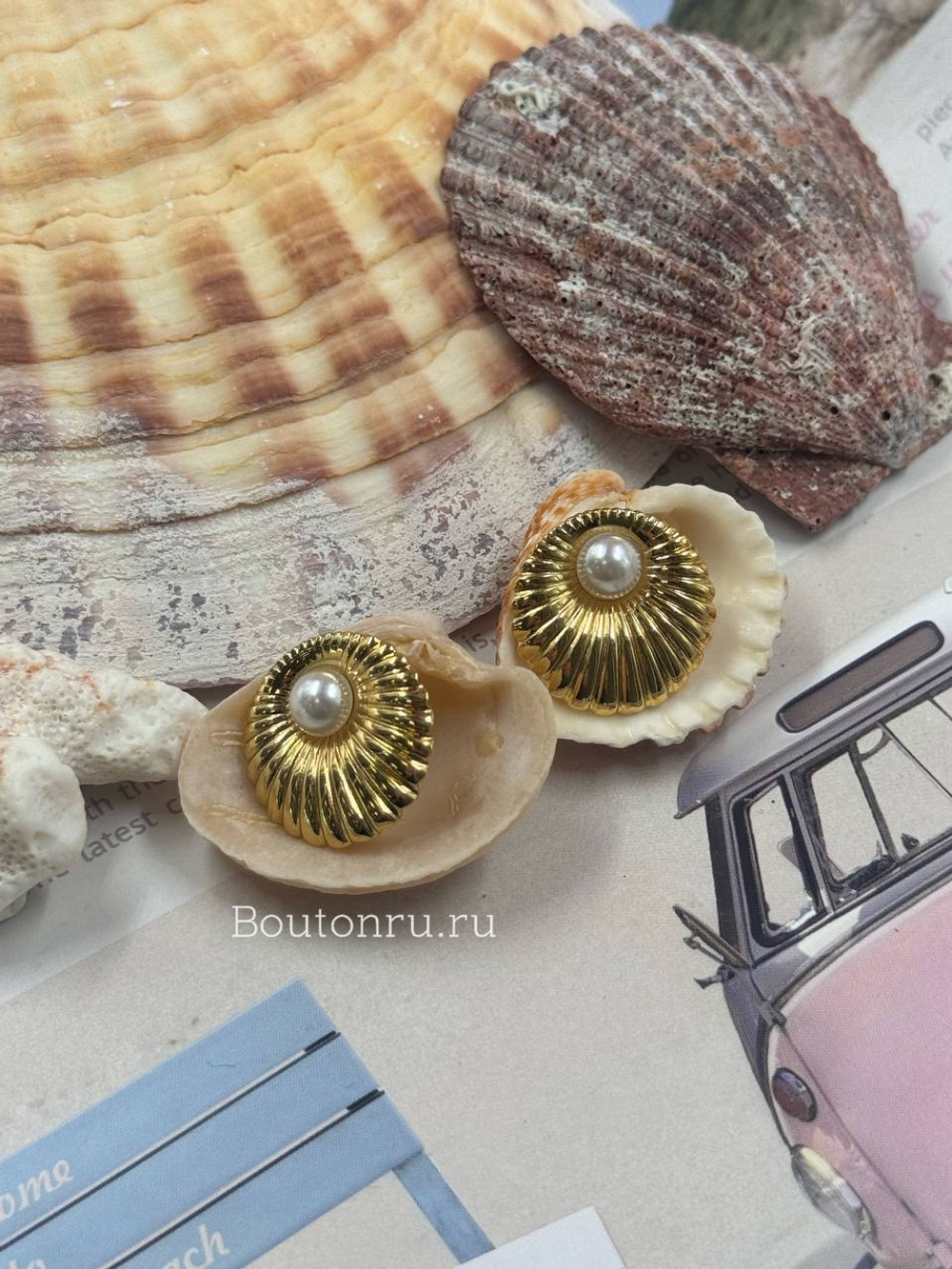 Серьги золотистые круглые рельефные с жемчужиной