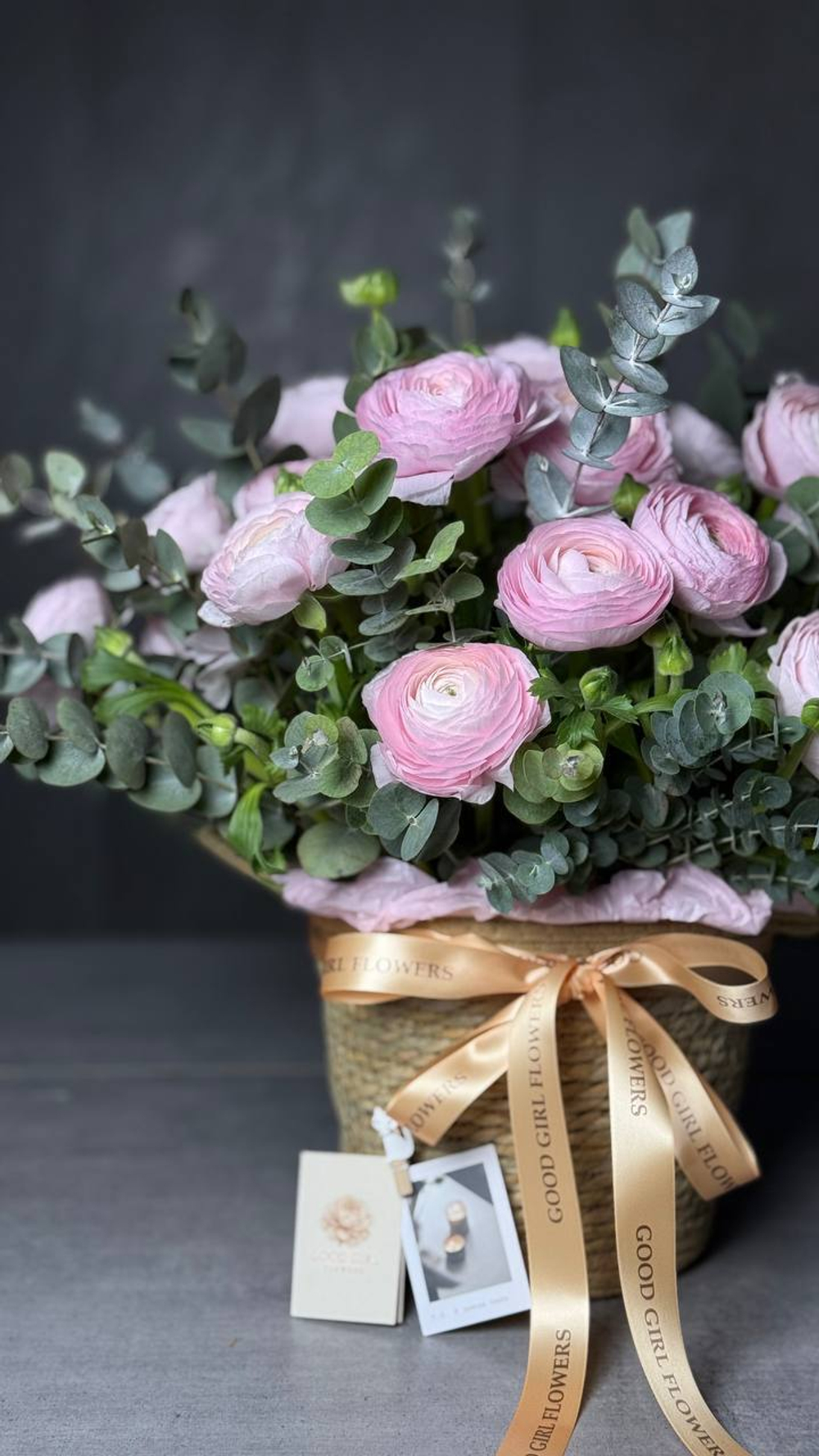 Корзинка с ранункулюсами