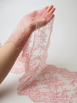 Кружево шантильи серебристый пион с малиновой ниткой неэластичное ширина 22 см длина 1.45 м