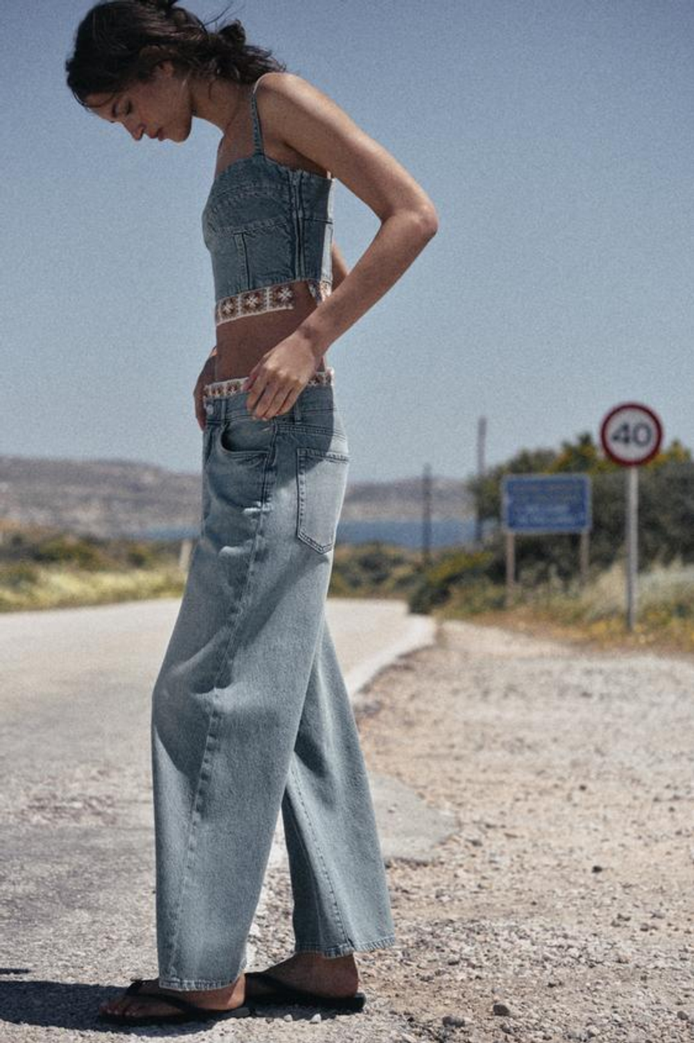 ZARA ДЖИНСЫ Z1975 LOOSE FIT СО СРЕДНЕЙ ПОСАДКОЙ И ВЯЗАНЫМИ ДЕТАЛЯМИ, ВЫЦВЕТШИЙ СИНИЙ