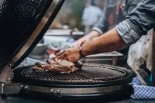 Керамический угольный гриль Monolith Two.55, 43 см, с ножками и столиками, чёрный