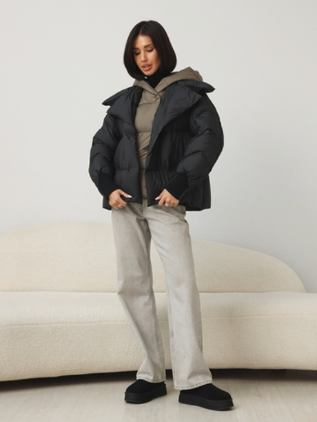 Черный укороченный пуховик с капюшоном цвета хаки
