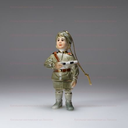 Фарфоровая елочная игрушка "Регулировщица"