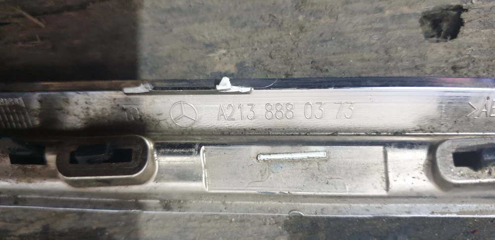 Молдинг решетки радиатора Mercedes E-Class (W213) 16-20 Б/У Оригинал A2138880373