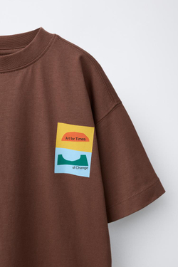 ZARA ФУТБОЛКА С ГРАФИЧЕСКИМ ПРИНТОМ, КОРИЧНЕВЫЙ