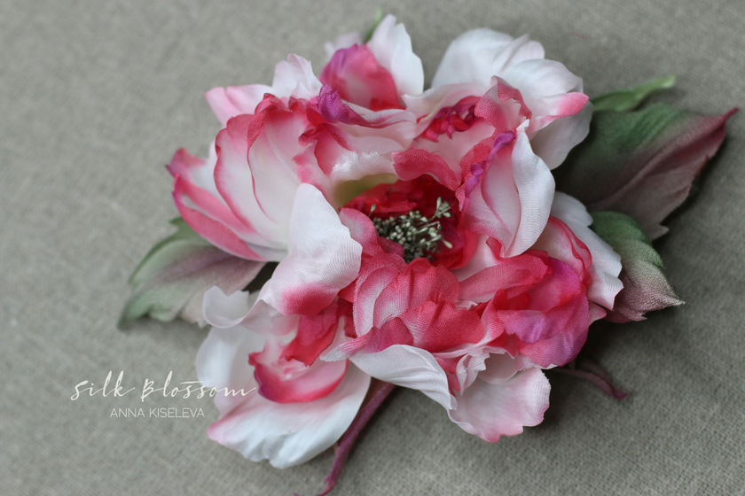 Брошь Роза из шелка бело-красная