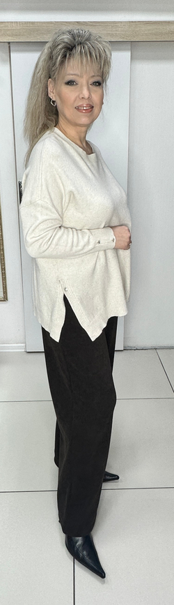 Бежевый джемпер с разрезами по бокам