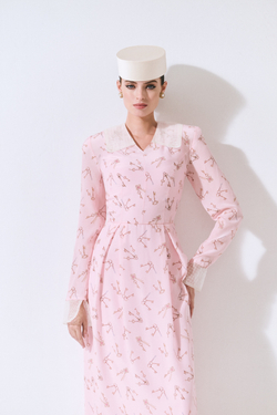 Платье из шелка с авторским принтом и кружевными элементами