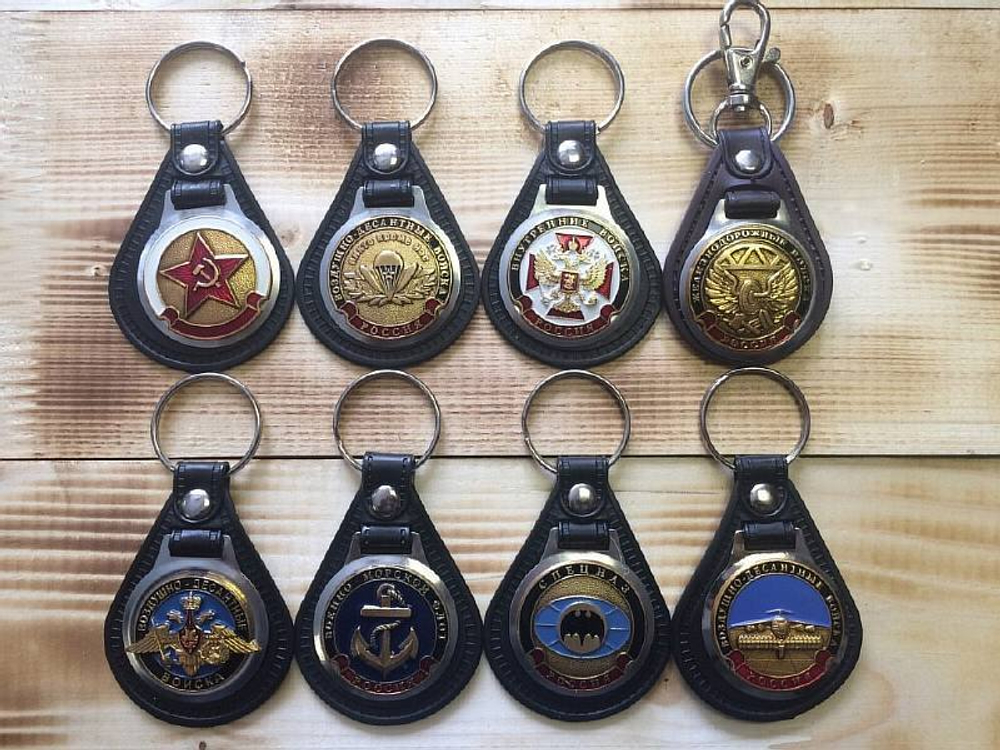 Брелок на виниловой подкладке в Ассортименте