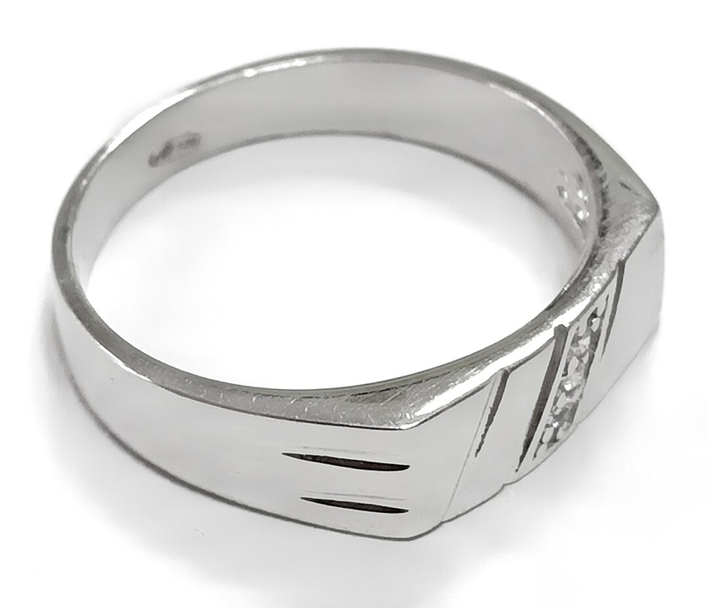 Ювелирное кольцо из серебра с фианитами