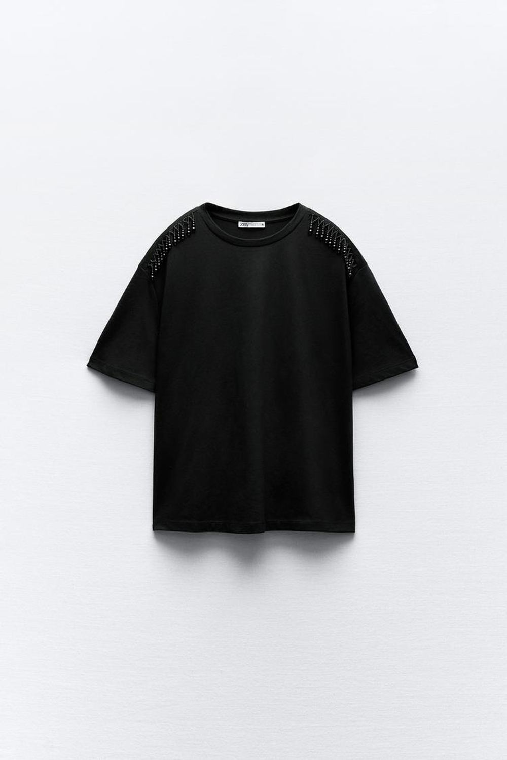 ZARA ФУТБОЛКА СО СТРАЗАМИ НА ПЛЕЧАХ, ЧЕРНЫЙ