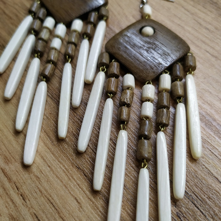 Серьги Огонек, дерево, цвет темно-кор., молочный, 35x105 мм