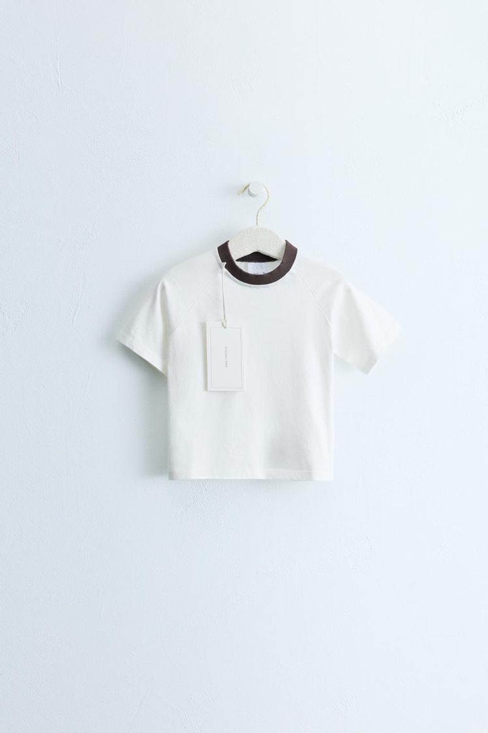 ZARA TIMELESS — ФУТБОЛКА С КОНТРАСТНЫМ ВОРОТНИКОМ, ЭКРЮ
