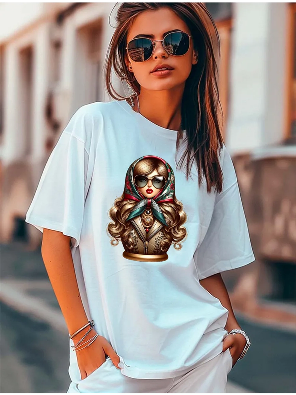 Футболка белая матрешка в бежевой кожанке 2026