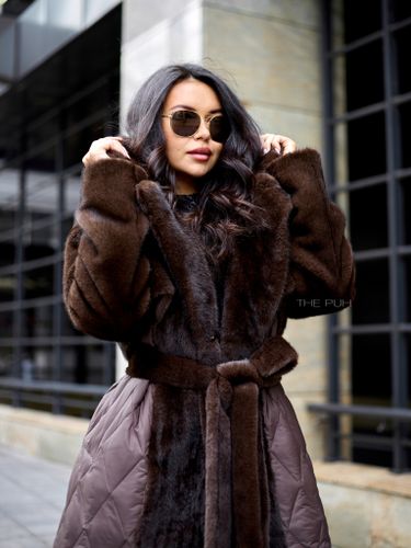 Шоколадный комбинированный пуховик с капюшоном и поясом