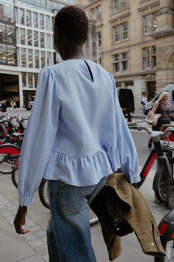 ZARA БЛУЗА С КРУЖЕВОМ И БАСКОЙ, ГОЛУБОЙ