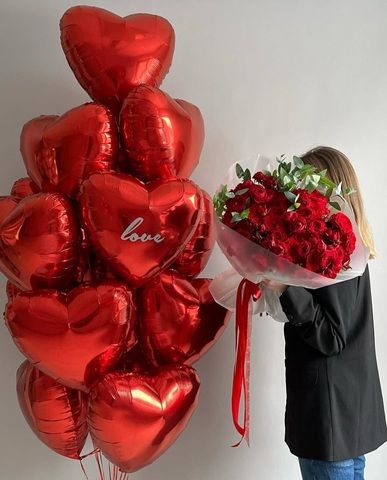 Фонтан из 20 красных сердец
