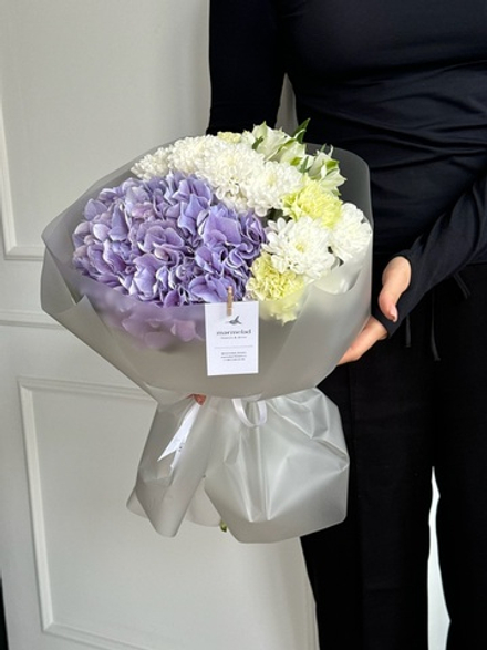 Сборный букет из гортензии, хризантемы, диантусов и альстромерии