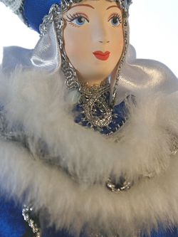 Фарфоровая кукла Боярыня в традиционном зимнем костюме