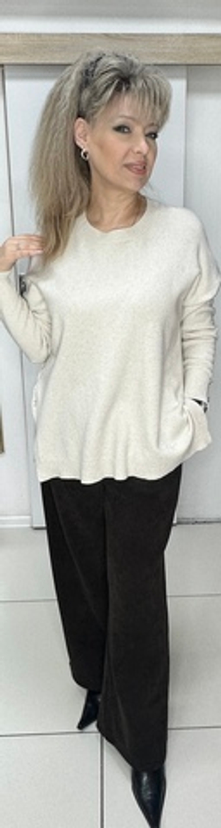 Бежевый джемпер с разрезами по бокам