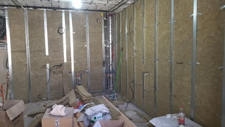 Монтаж шумоизоляционного материала в матах стены