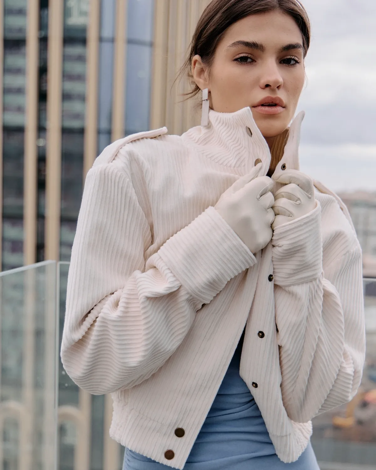 Бомбер из вельвета молочный