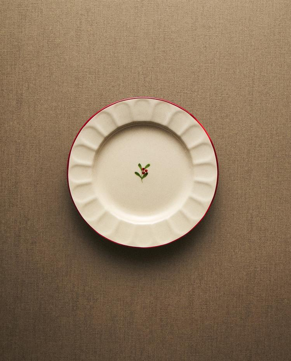 ZARA HOME НОВОГОДНЯЯ ТАРЕЛКА ДЛЯ ХЛЕБА ИЗ КЕРАМИКИ С ВОЛНИСТЫМ УЗОРОМ, БЕЛЫЙ/КРАСНЫЙ