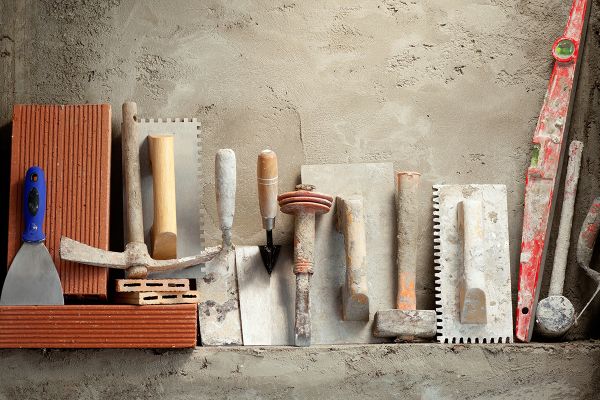 Какие инструменты нужны для штукатурки стен: декоративной, короеда