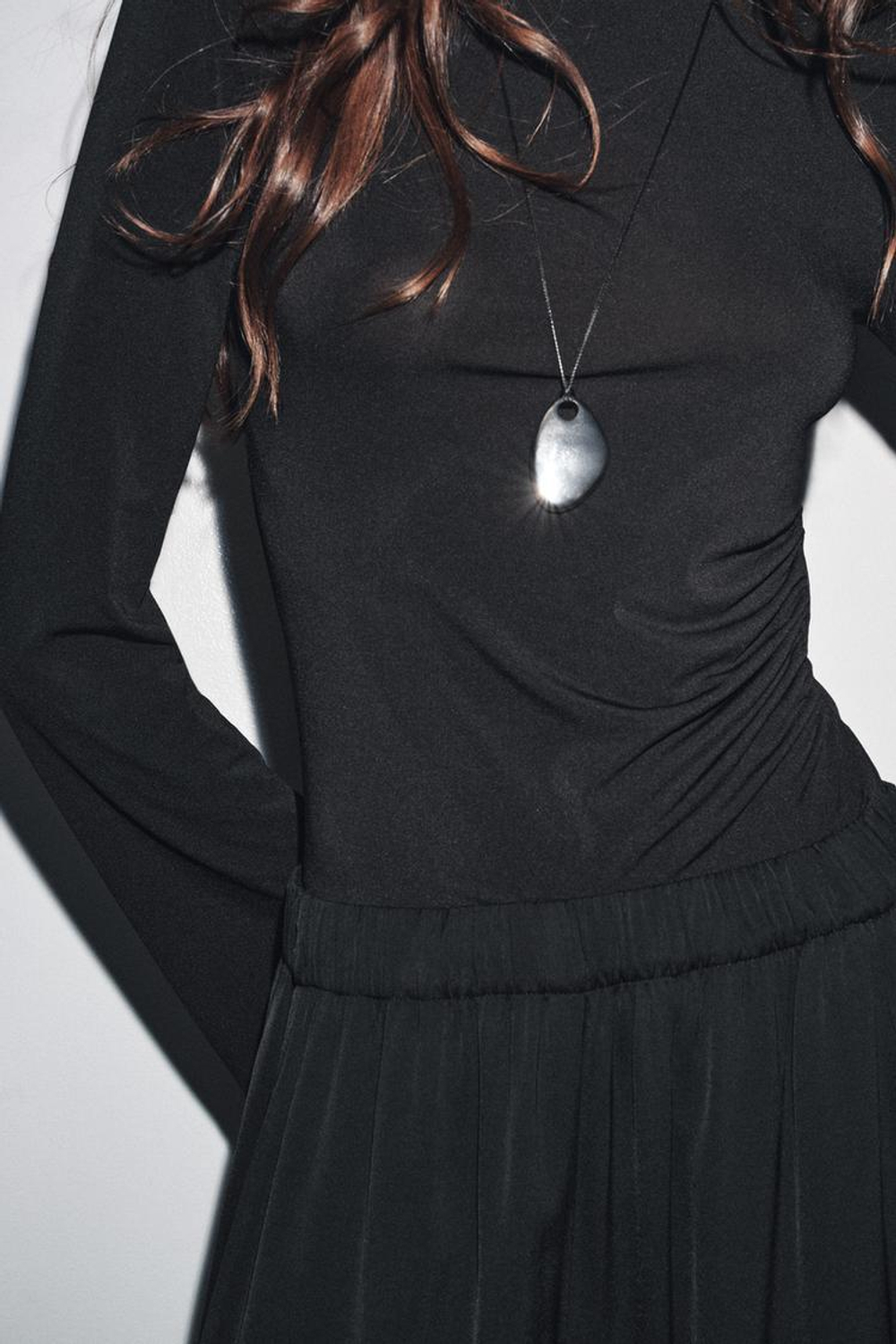 ZARA ФУТБОЛКА С ДЛИННЫМИ РУКАВАМИ И СБОРКАМИ, ЧЕРНЫЙ