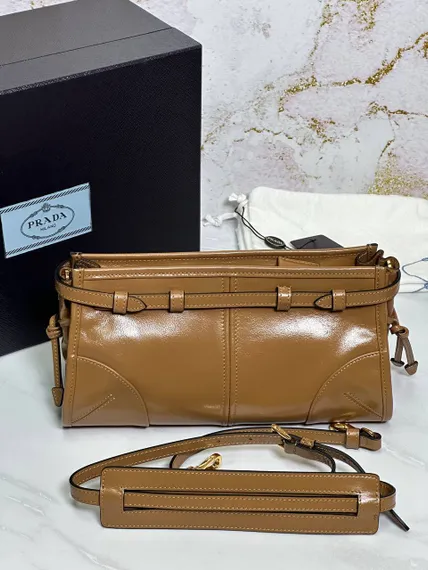 Маленькая кожаная сумка Prada через плечо, коричневый