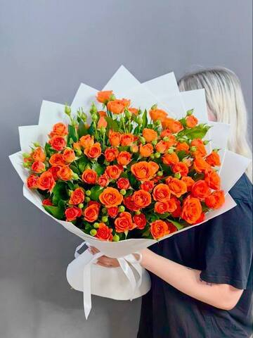Букет из 15 кустовых оранжевых роз