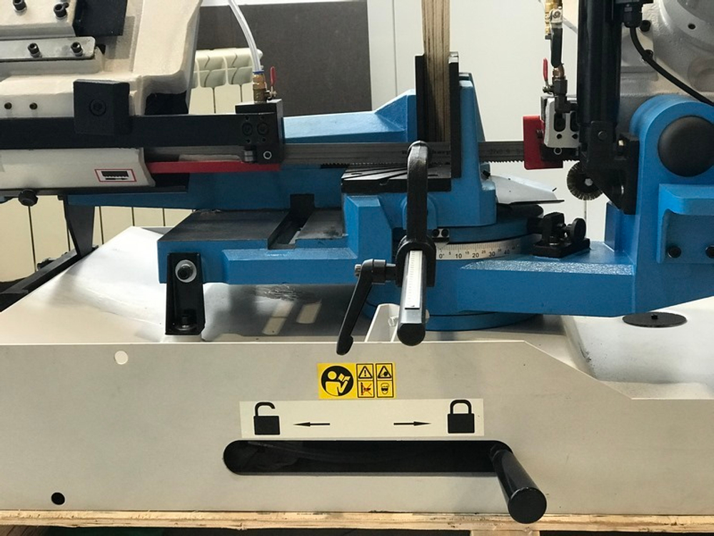 MetalTec BS 250 FH ручной ленточнопильный станок для резки металла