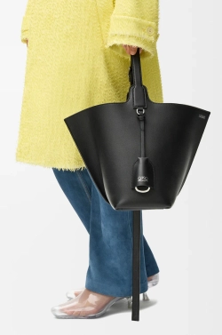 Loewe Средняя сумка-ведро Bilbao из гладкой телячьей кожи, черный