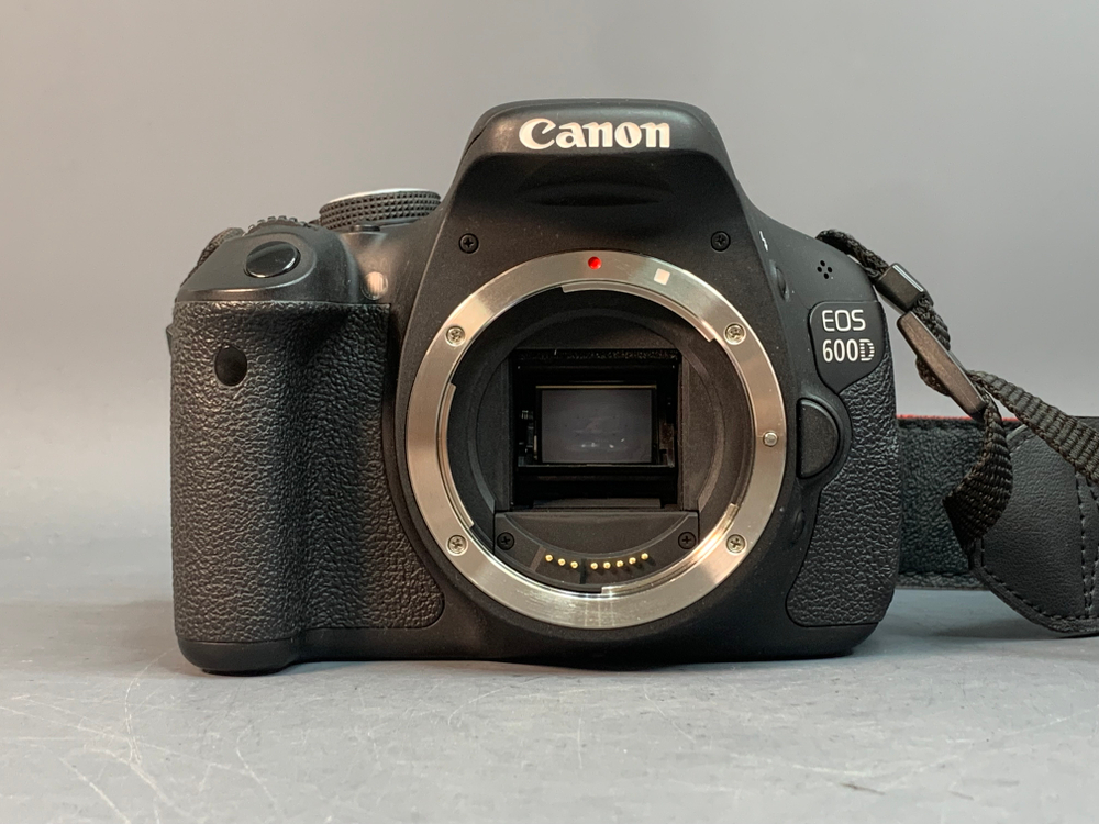 Canon 600D kit 18-55mm 3.5-5.6 III 6.400 кадров