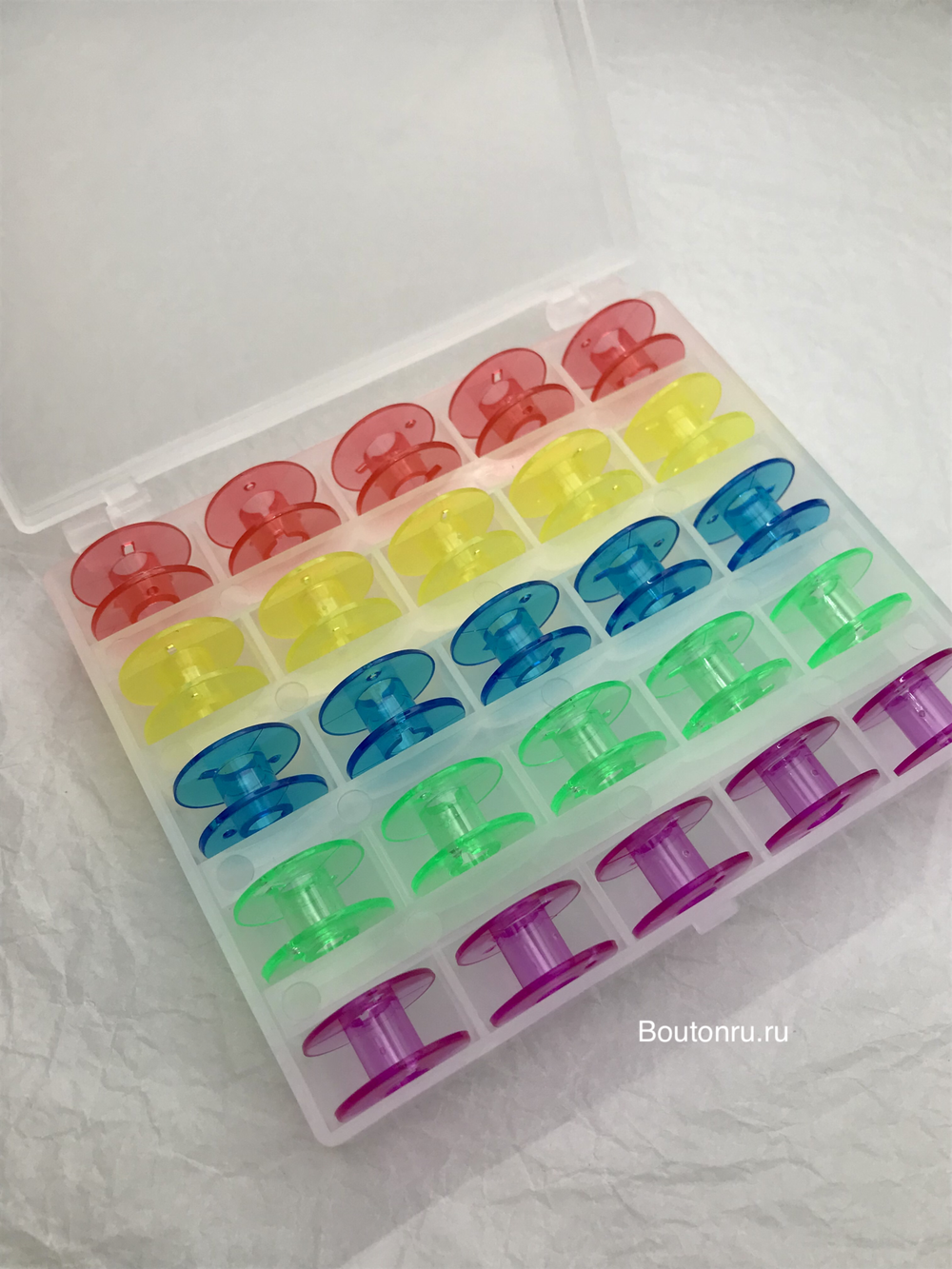 Набор шпулек для ниток в контейнере