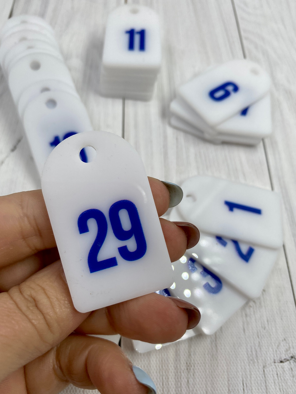 номерки белые пластик