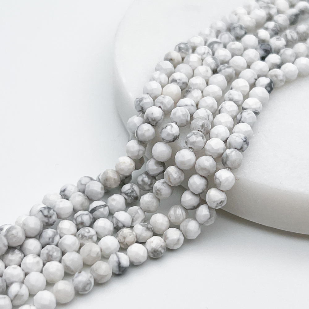 Магнезит граненый бусины, диаметр около 4,1-4,3 мм, цена за отрезок 19 см (1/2 нити)