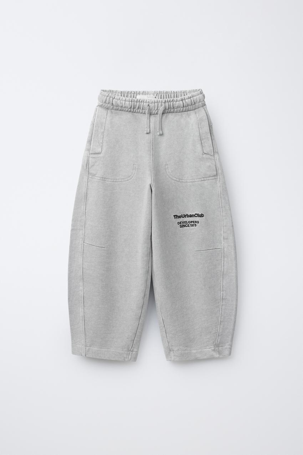 ZARA БРЮКИ BARREL ИЗ МЯГКОЙ ТКАНИ С НАДПИСЬЮ, СВЕТЛО-СЕРЫЙ