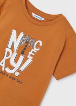 две футболки с шортами