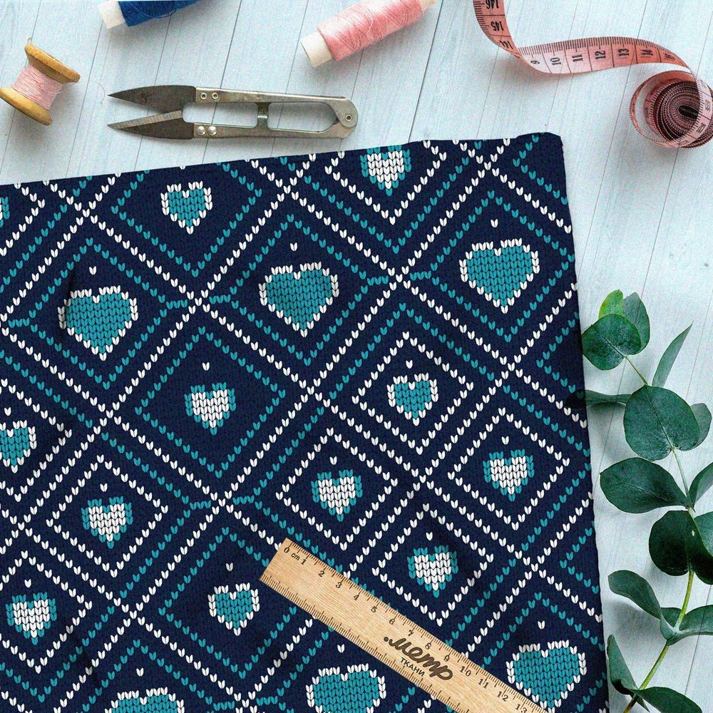 Ткань дюспо сердечки в ромбах на синем свитере