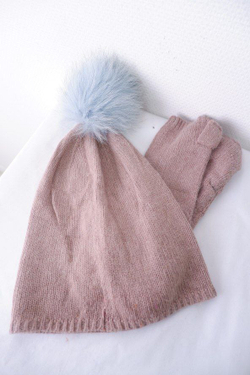 Шапка и варежки стильные