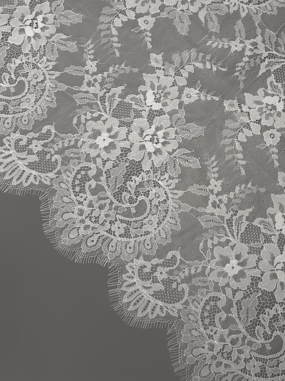 Кружево шантильи белое неэластичное ширина 45 см купон 2,9 м С БРАКОМ