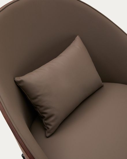 Кресло Eamy из коричневой экокожи, ясеневого шпона с отделкой под орех и черного металла Испания La Forma